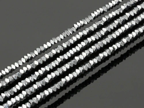 Hematyt romb ok.3x3mm [~40cm]